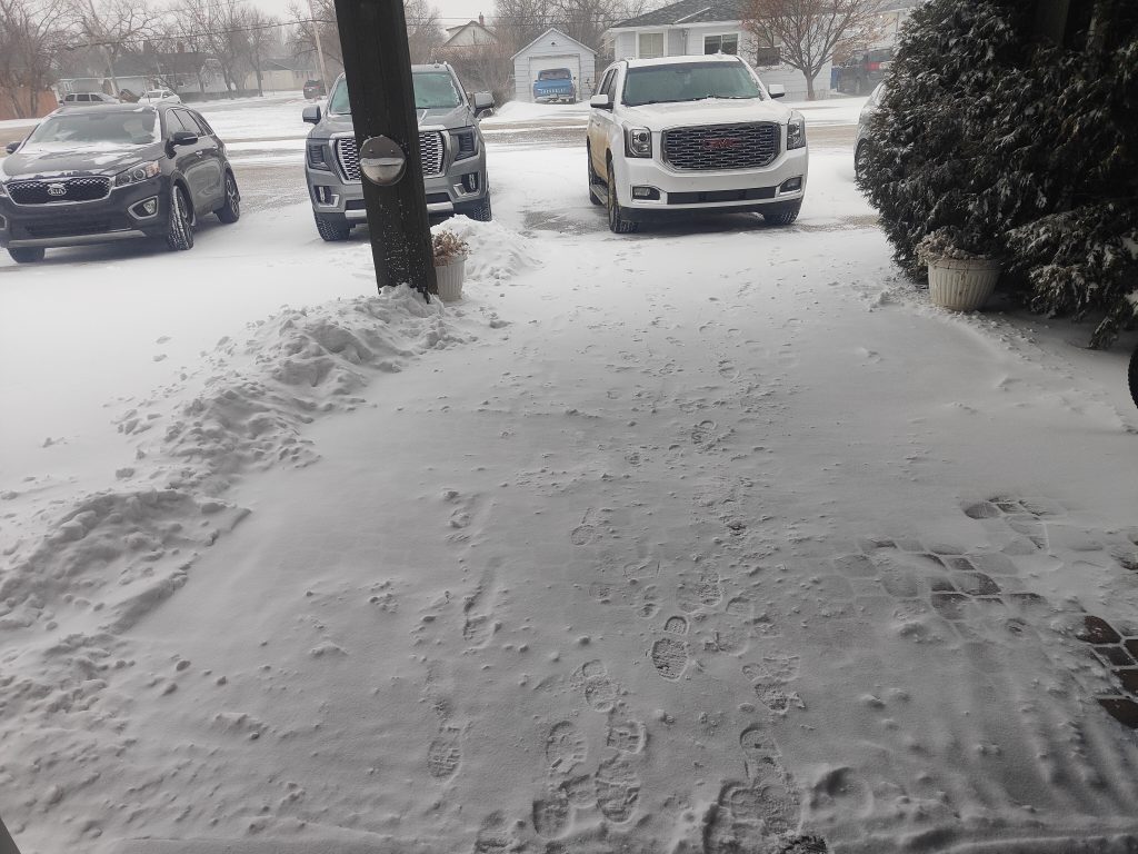 1000683219-1024x768 Deuxième journée de neige de l'hiver : un défi en Saskatchewan