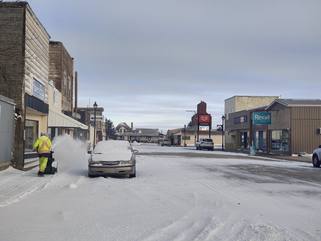 1000684139-1024x768 Deuxième journée de neige de l'hiver : un défi en Saskatchewan
