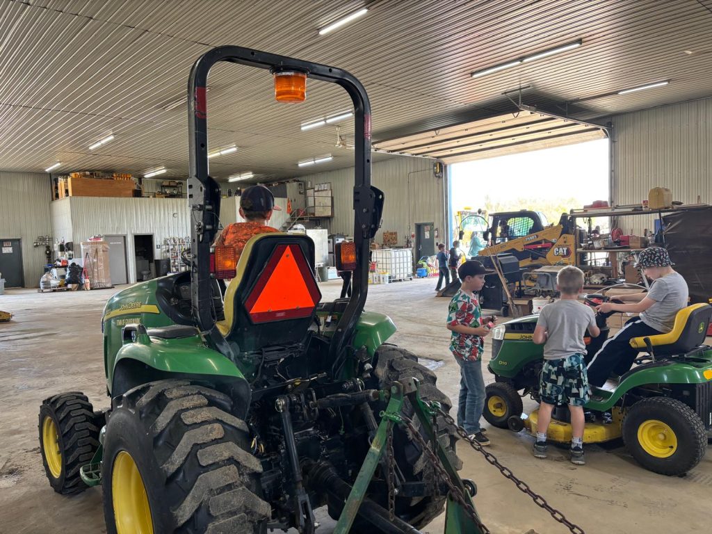 WhatsApp-Image-2025-05-22-at-15.45.11-2-1024x768 Derrière les machines, des visages : rencontre avec le personnel municipal de Gravelbourg