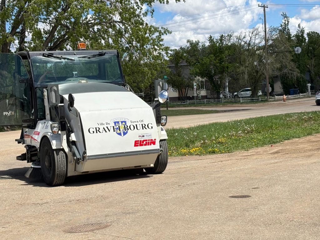 WhatsApp-Image-2025-05-22-at-15.45.14-1-1024x768 Derrière les machines, des visages : rencontre avec le personnel municipal de Gravelbourg