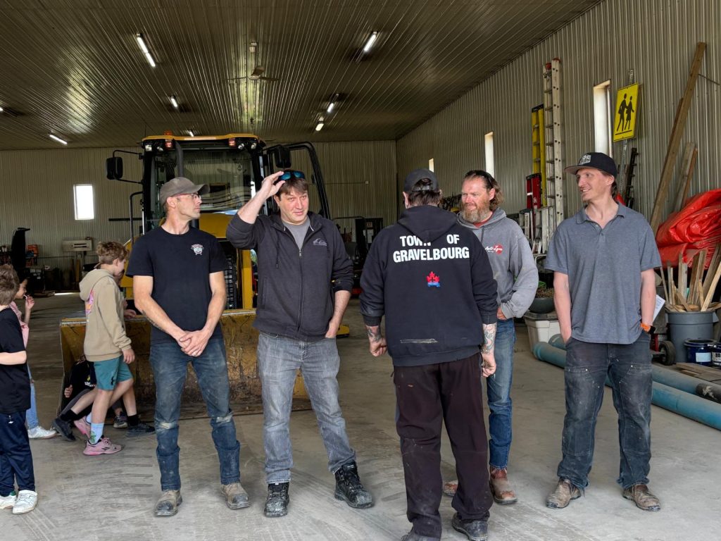 WhatsApp-Image-2025-05-22-at-15.45.14-3-1024x768 Derrière les machines, des visages : rencontre avec le personnel municipal de Gravelbourg