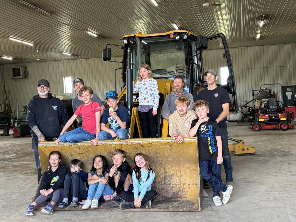 WhatsApp-Image-2025-05-22-at-15.45.14-7-1024x768 Derrière les machines, des visages : rencontre avec le personnel municipal de Gravelbourg